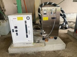 オゾン発生器（左）とPSA酸素発生器（右）