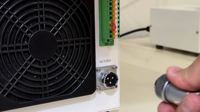 オゾン発生器側の電源コード　一見難しそうに見えますが、実はただ差し込むだけで接続できます
