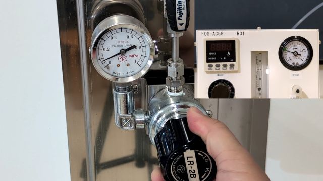 レギュレーターを使って、酸素ボンベから酸素を供給します