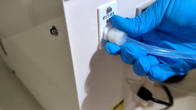 オゾンガス出口にチューブを配管します